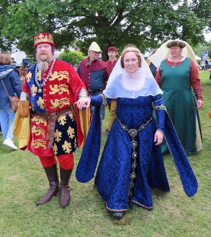 King Edward III escorts his wife Queen Philippa